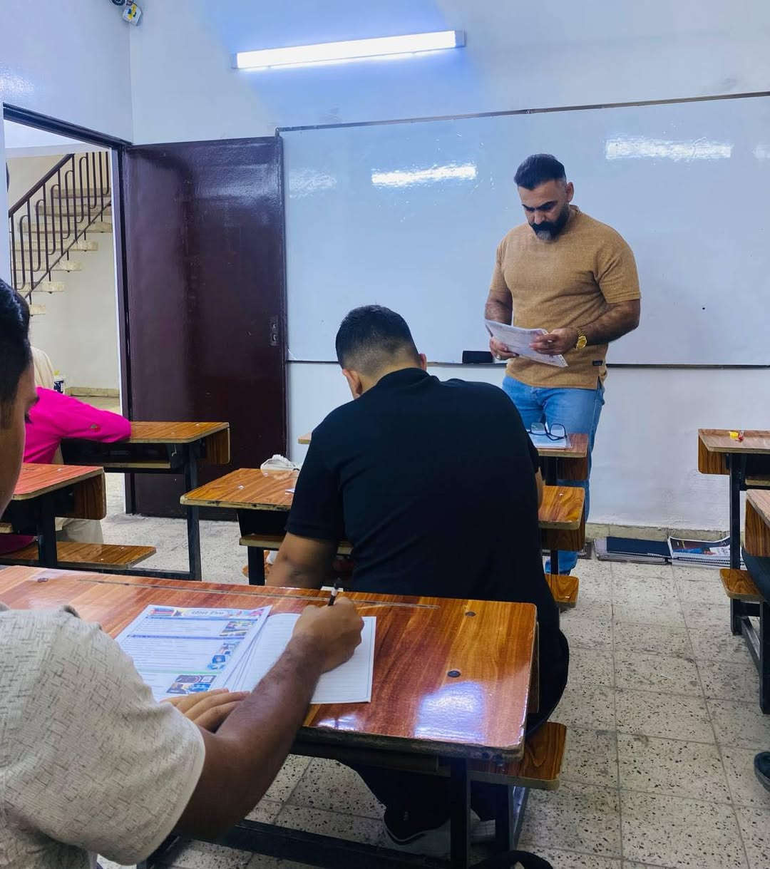 جانب من امتحانات مادة اللغة الإنكليزية
للصف السادس العلمي – دفعة ٢٠٢٧

🔥 السادس العلمي مستمرين وياكم خطوة بخطوة
الأستاذ أحمد حقي… ملك الإنكليزي 

البلديات / مقابل الإطفاء
داخل ثانوية الشهيد أحمد راضي للبنين

 ***********
***********
