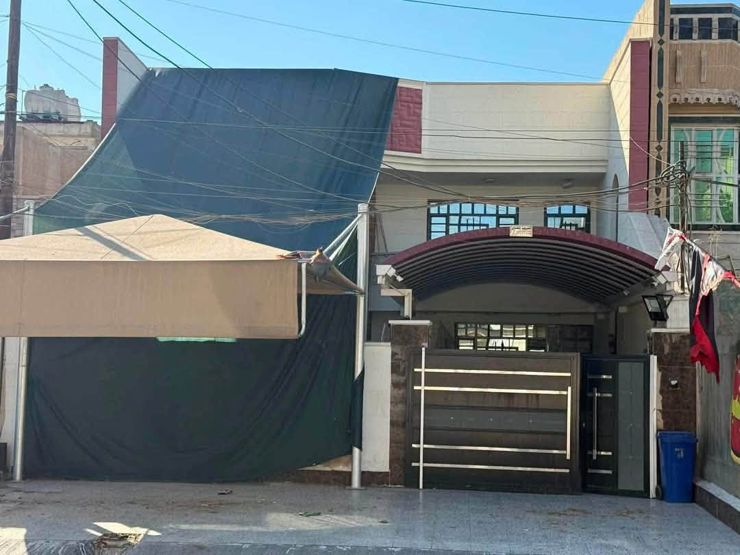 السلام عليكم 
عقار البيع بيت كامل مسلح بناء حديث مساحته ٢٧٥ متر 
واجه 10 متر ونزال 27.5   الابناء قاطين   الطابق الاول يحتوي 
ع استقبال كبير و مطبخ وصاله كبيره وغرف عداد 5 اثنين جوه 
وصحيات ومنور خلفي وامامي الطابق الثاني يحتوي 3 غرف نوم 
وصحيات وصاله كبيره 

وعرض الشارع 20 متر اهده شارع وأرقها موقع مميز مكان مشتل شارع الزيدي  م ٧٥١ ز ٩ د ٦٨

رقم ***********. تواصل واتساب او اتصل

نص مكتوب في الصور:
- عقار للبيع موقع المشتل شارع الزيدي عرض الشارع 20 متر مساحة البيت 275 م.² النازل 27,5 م | الواجهة 10 م تفاصيل البيت: 5 غرف نوم بناء فول مُجدد السعر اتصل على رقم للاستفسار والاتصال: *********** فرصة مميزة لا تفوت!