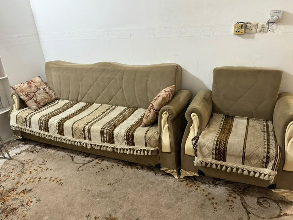 تخم ٨ مقاعد للبيع ١٥٠ وبي مجال للتواصل ***********

