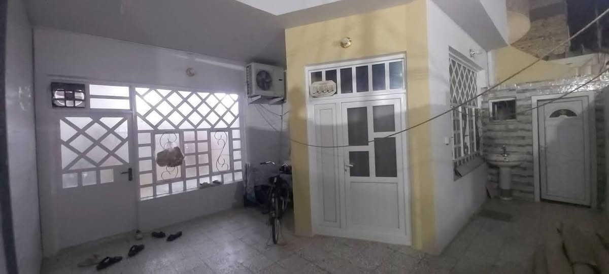 بيت للبيع ٢٠٠ متر حي السلام سايدين مجمع العين قريب على السايدين يحتوي على ثلاث غرف صاله استقبال صحيات داخليه وخارجيه وبالاضافه الى شقه معزوله طابق ثاني الشقه غرفتين وصاله ومطبخ مفتوح على الصاله وصحيات البيت ينسكن بناء ٢٠٠٨ السعر ٣٧٠ مليون وبي مجال  *********** رقمي الخاص وبي واتساب

