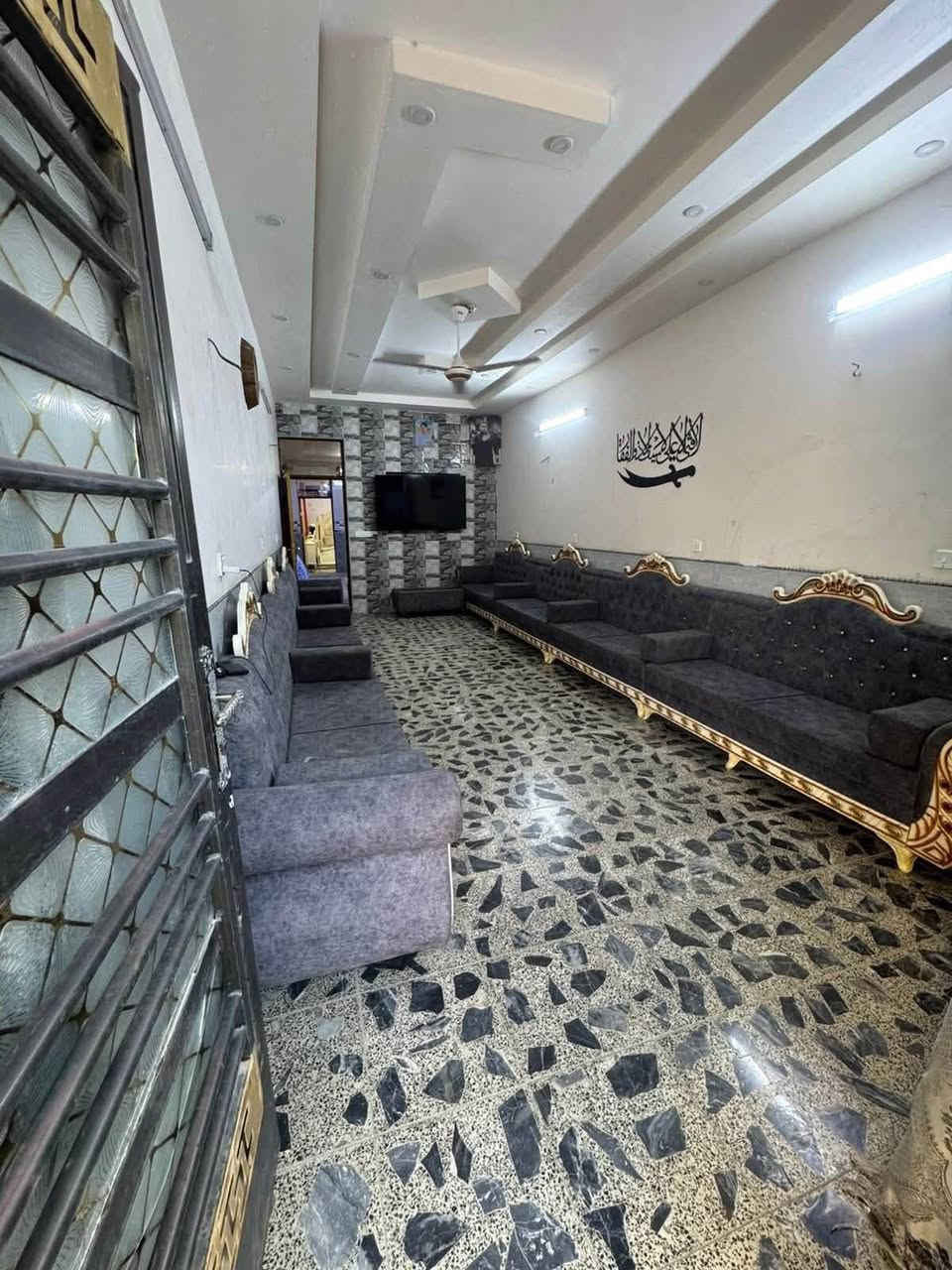 بيت للبيع لمساحه ١٨٥ متر بيت بناء حديث او مراوس حسب لقناعه لمعوقين شارع لوازات نهايته 
رقم لهاتف ***********٣
