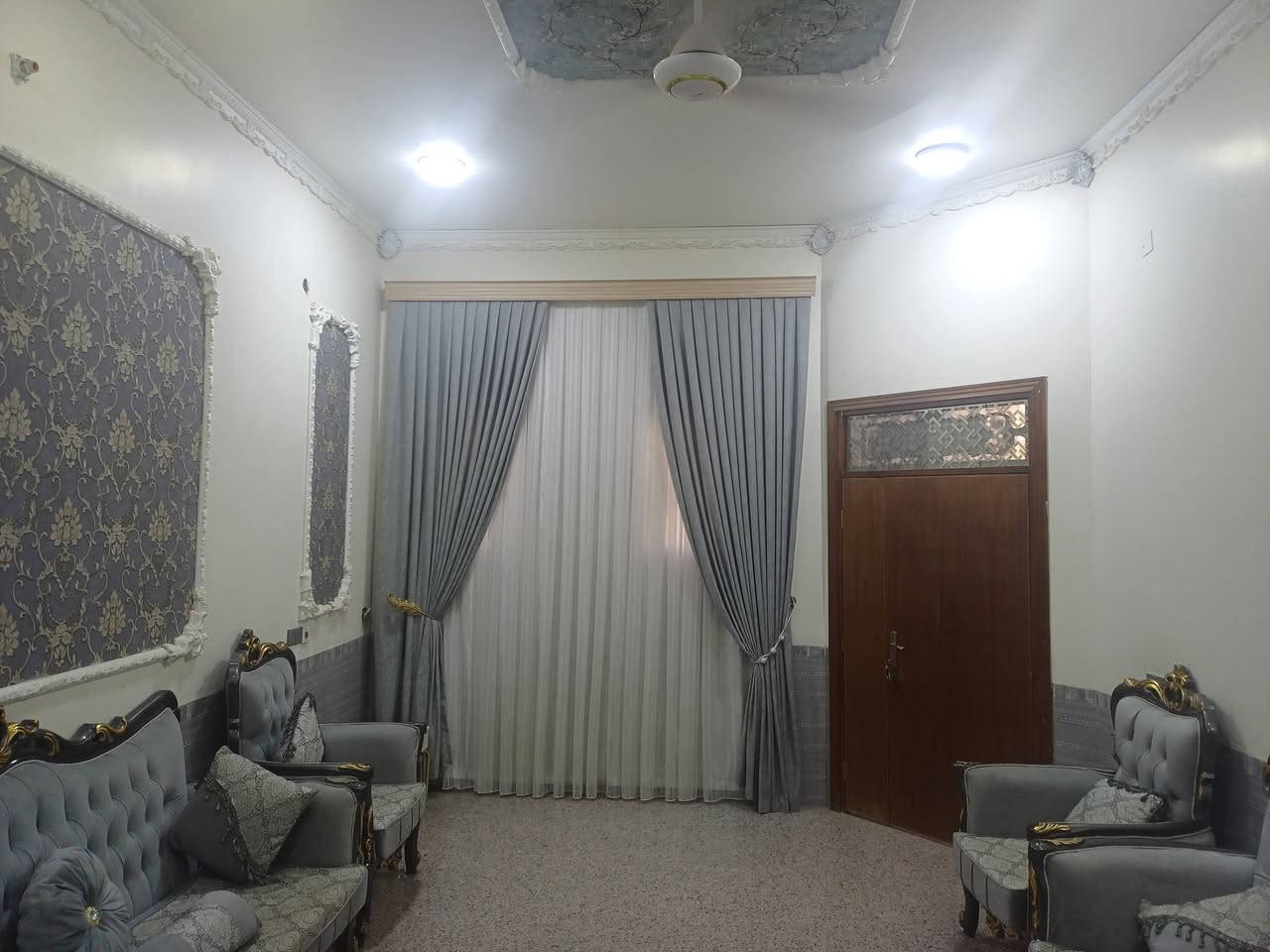 بيت 200 متر بحي الزيتون خدمات كامله شارع 15 متر  3 غرف نوم صحيات داخليه وخارجيه صاله استقبال مطلوب مبادره  ***********
