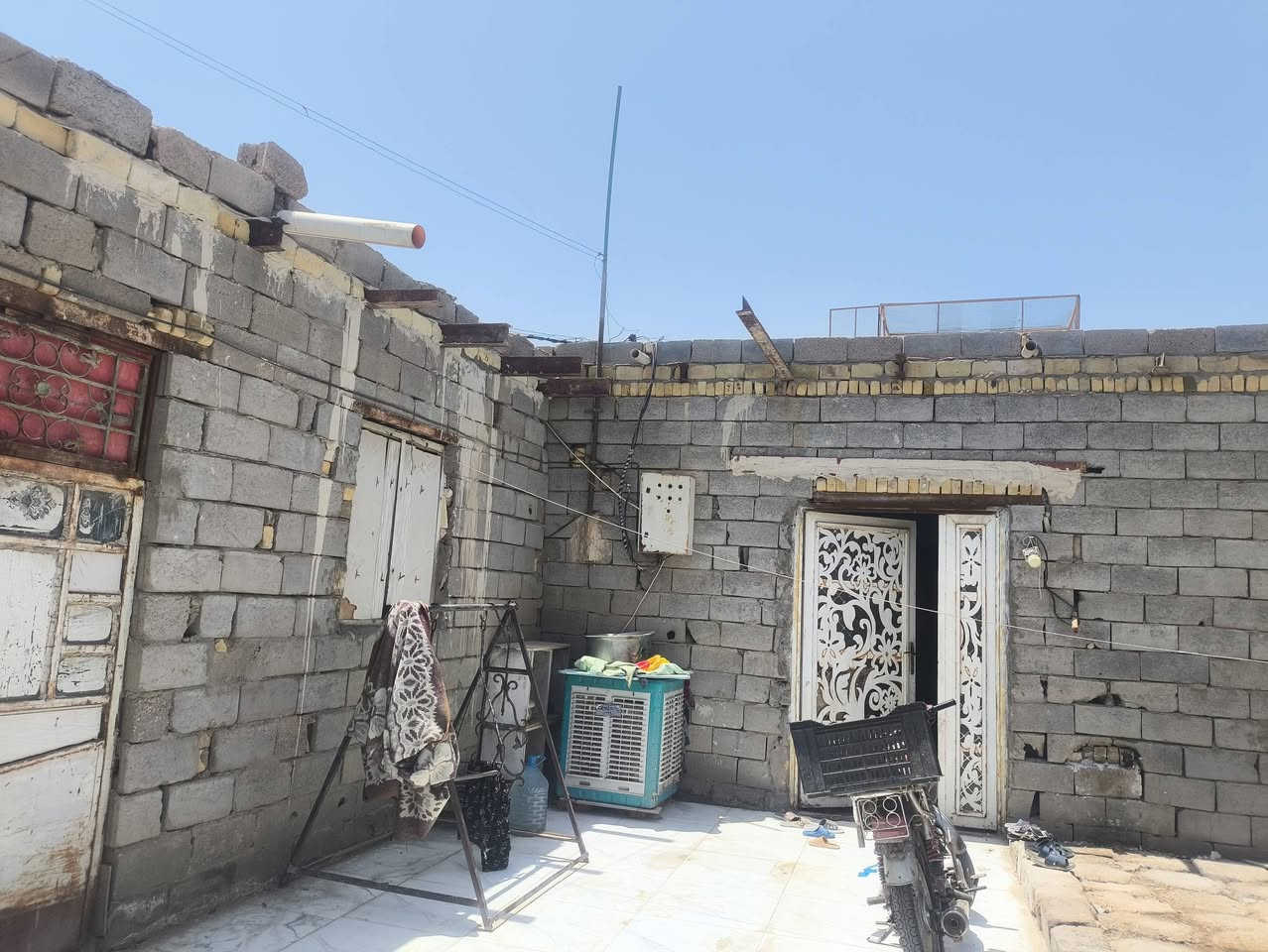 السلام عليكم.. عظم الله لكم الاجر بذكرى أربعينية الإمام الحسين عليه السلام. 
إخوان بيت للبيع المساحه 200 متر يتكون من صاله وغرفتين ومطبخ.. البيت عوزه ترتيب بسيط وسعره مناسب ب 35 يعني بسعر قطعه تقريباً كافة الخدمات ماي ومجاري وكهرباء وشارع عرضه 10 عنوانه اسديناوية.. شارع مدرسه صفي الدين... نهاية الشارع مال مجمع بشير.. بالقرب من حسينية الامام علي السجاد عليه السلام.. للتواصل *********** 
*********** .. ثنينهن بيهن واتساب
