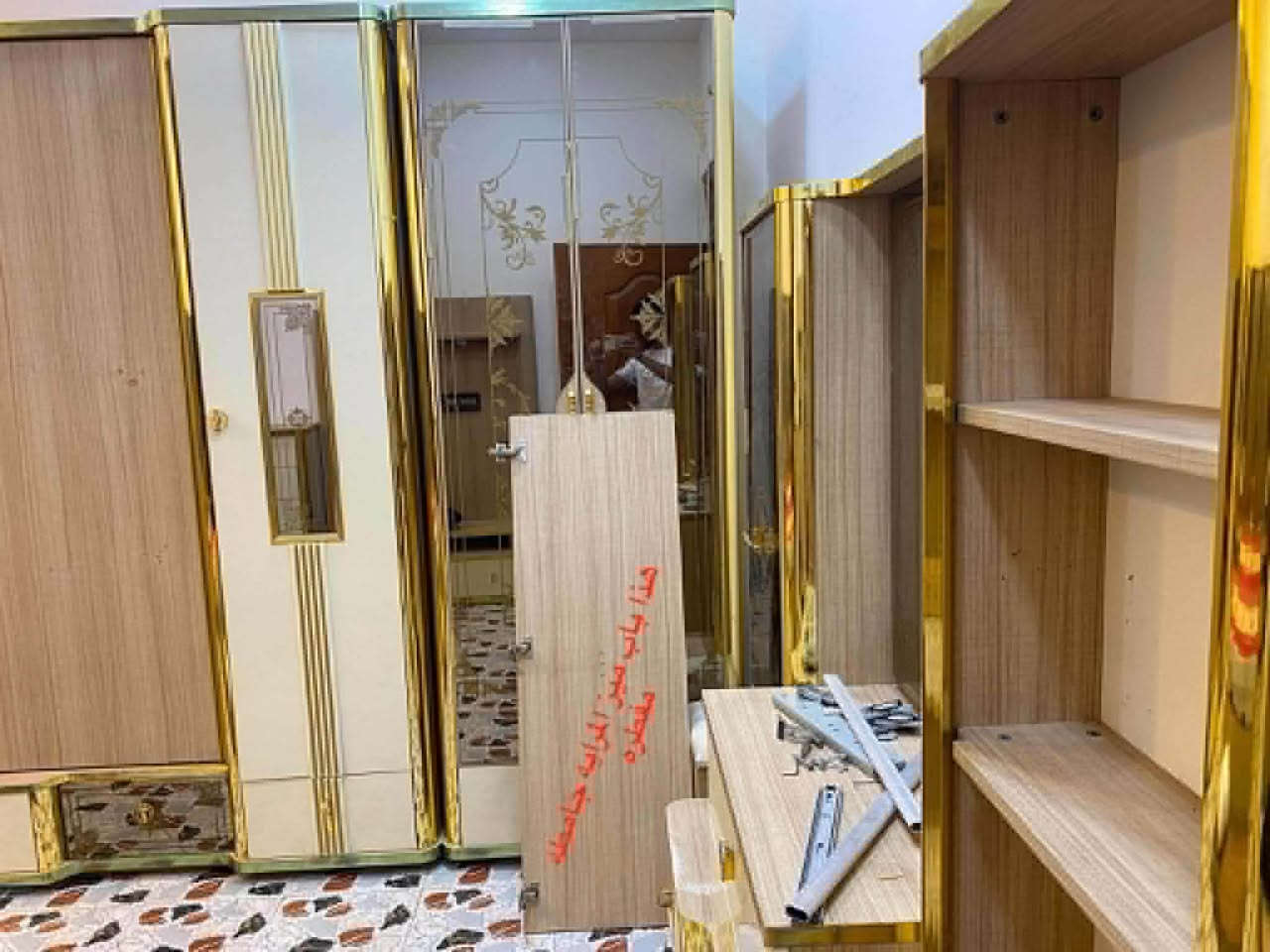 للبيع 

غرفه تركيه 11 قطعه سعر 800
الشراي يتفضل خاص 
مكانه فلوجه

نص مكتوب في الصور:
- نقص جامه مال باب