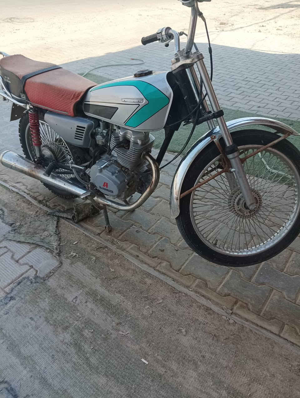 السلام عليكم 
دراجه كلك للبيع اربعه كير 
السعر 225000 مكان النجف ملحق القرية 
***********
