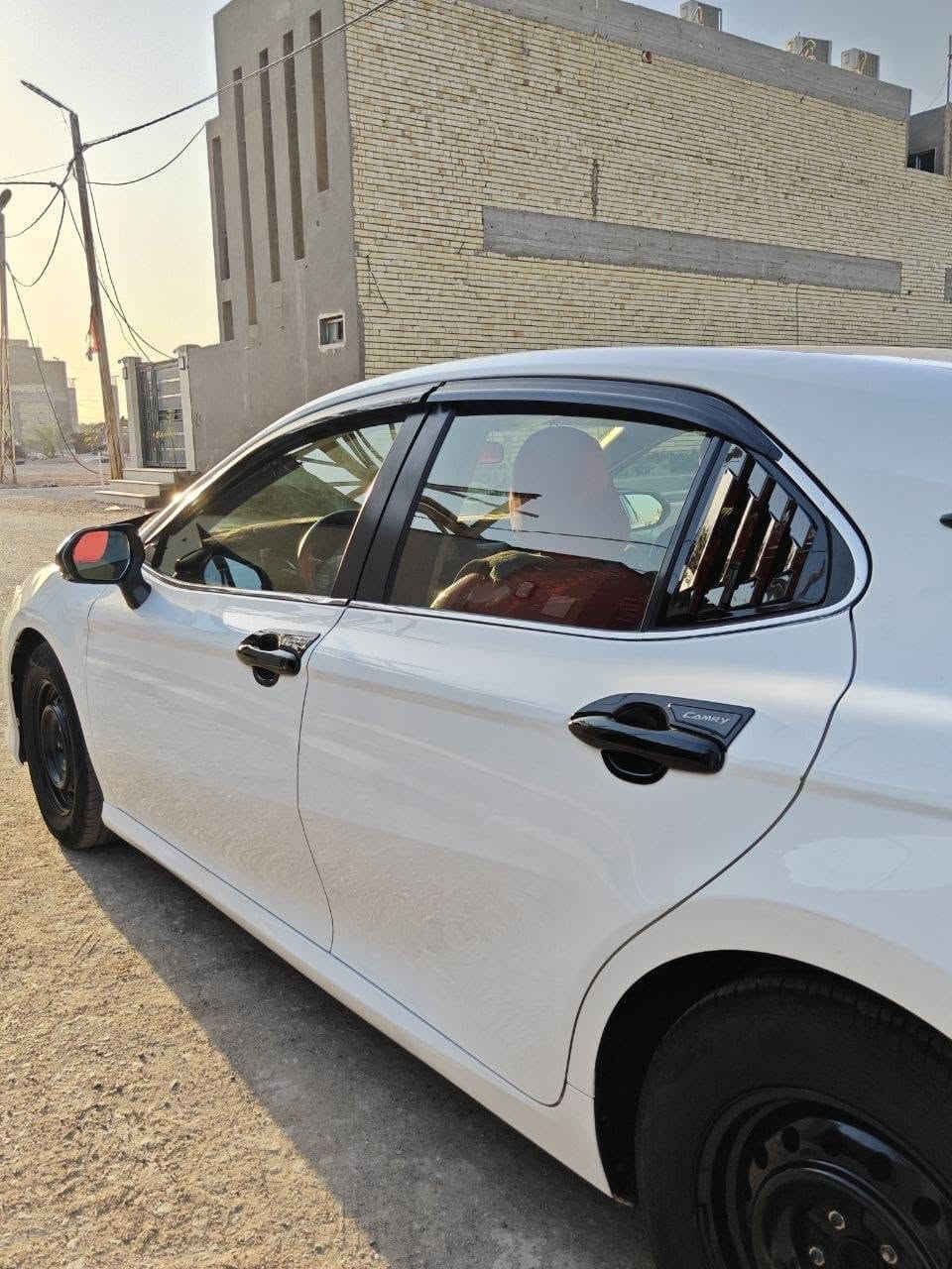 السلام عليكم
كامري موديل 2023
الفئه LE 
مواصفات معروفه تبريد قطعتين بصمه شتغيل وباقي  المواصفات المعروف 
 صبغ عام تغير لون فقط تكسي دبي 
كفاله عامه من الضربه والبارد والمعجون 
وايضا السياره كفاله كير ومحرك وكلشي رقم ***********
