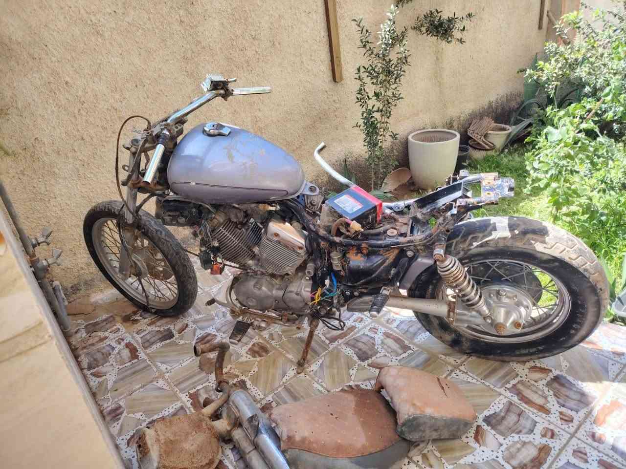 السلام عليكم اخوان عندي هاي الدراجة ردت اعمرها وتركتها جانت تشتغل مابيها اي شي نكره سلف حاليا اريد ابيعها على وضعها غراضها كاملة مابيها نقص وابيع هلموجود
فيراغو ٤٠٠ دبل سلندر وكابريته وكاردن مو زنجيل
*********** واتس اب
