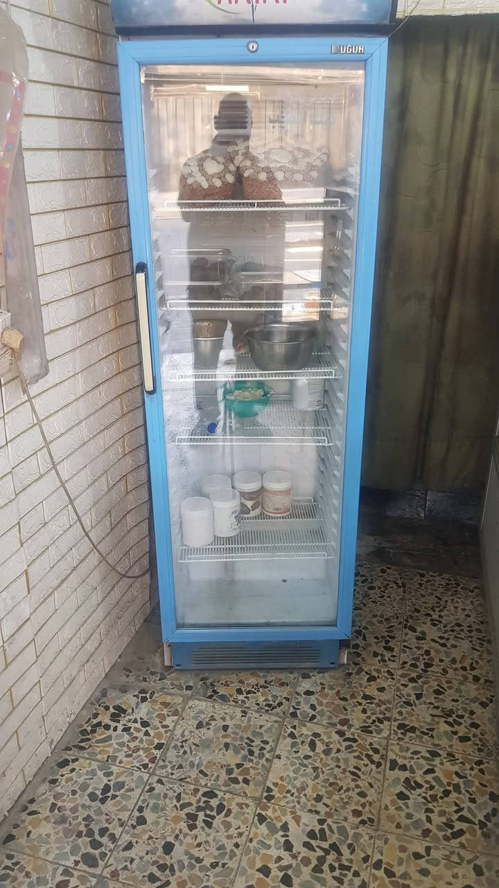 للبيع  مع عارضة كيك قياس متر وعشرين

***********
