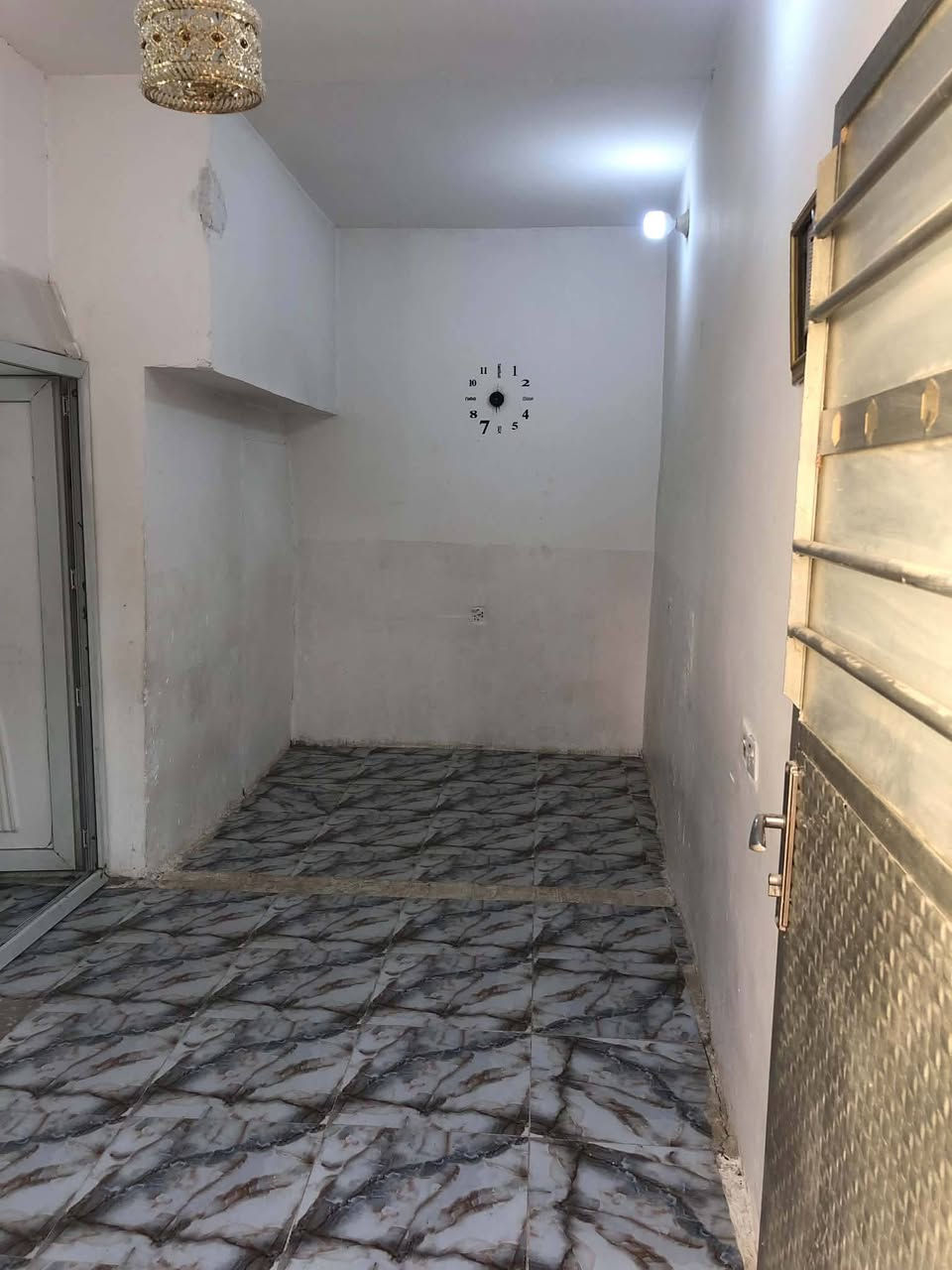 ب300ايجار بيت طابق ثاني معزول غرفة وصالة ومطبخ وحمام وسطح ايناسب عائلة ازغيرة نفرين بدون دلاليه جاهز للسكن بالدورة اتصل بصاحب البيت ***********
