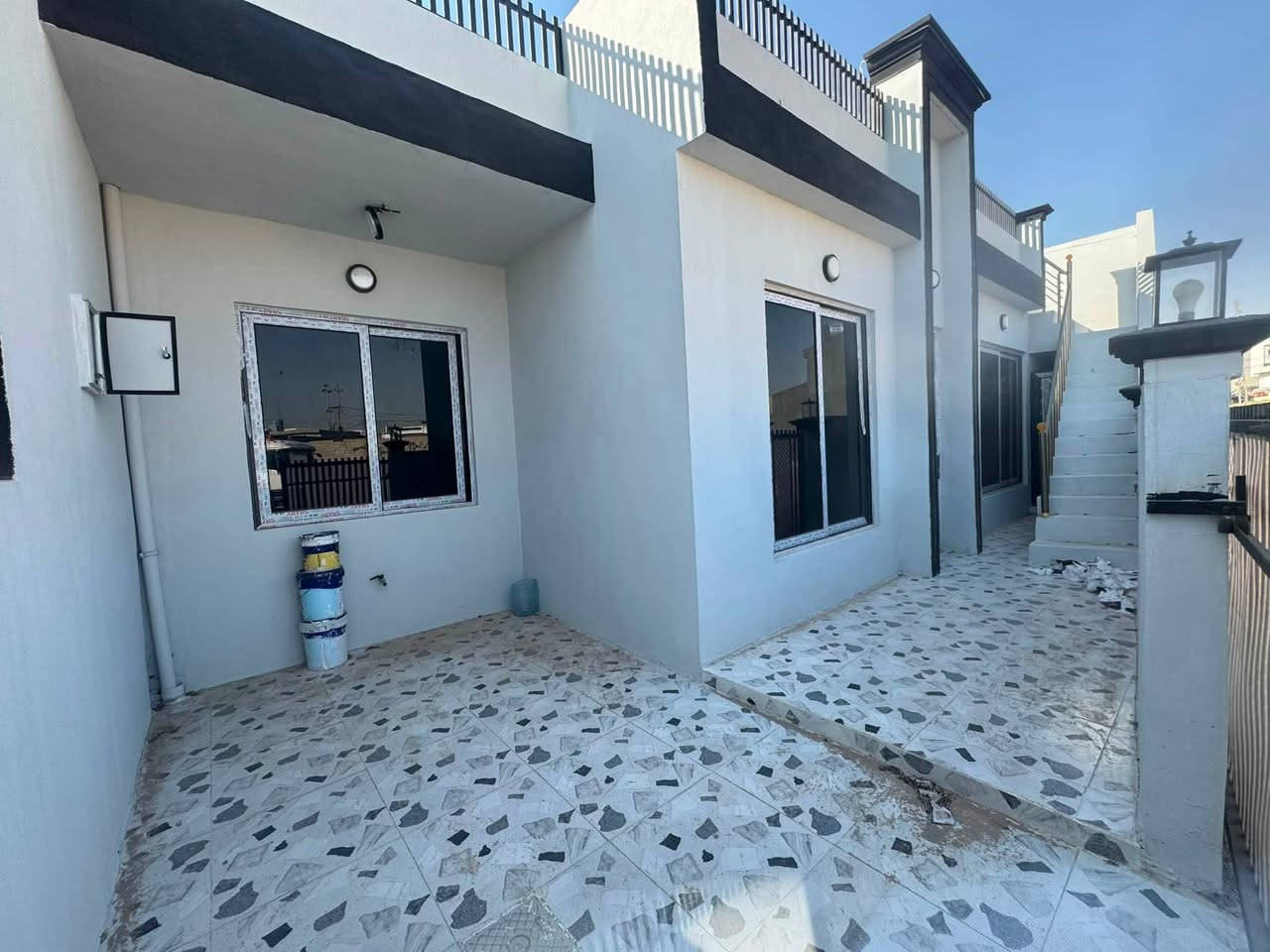 بيت 🏠 لبيع فول مواصفات(١١٥)متر بيها گراج  غرفتين نوم و استقبال و مطبخ و صحيات.
عنوان /دروازة
سعر ٤٥ مليون و مجال
***********
***********
