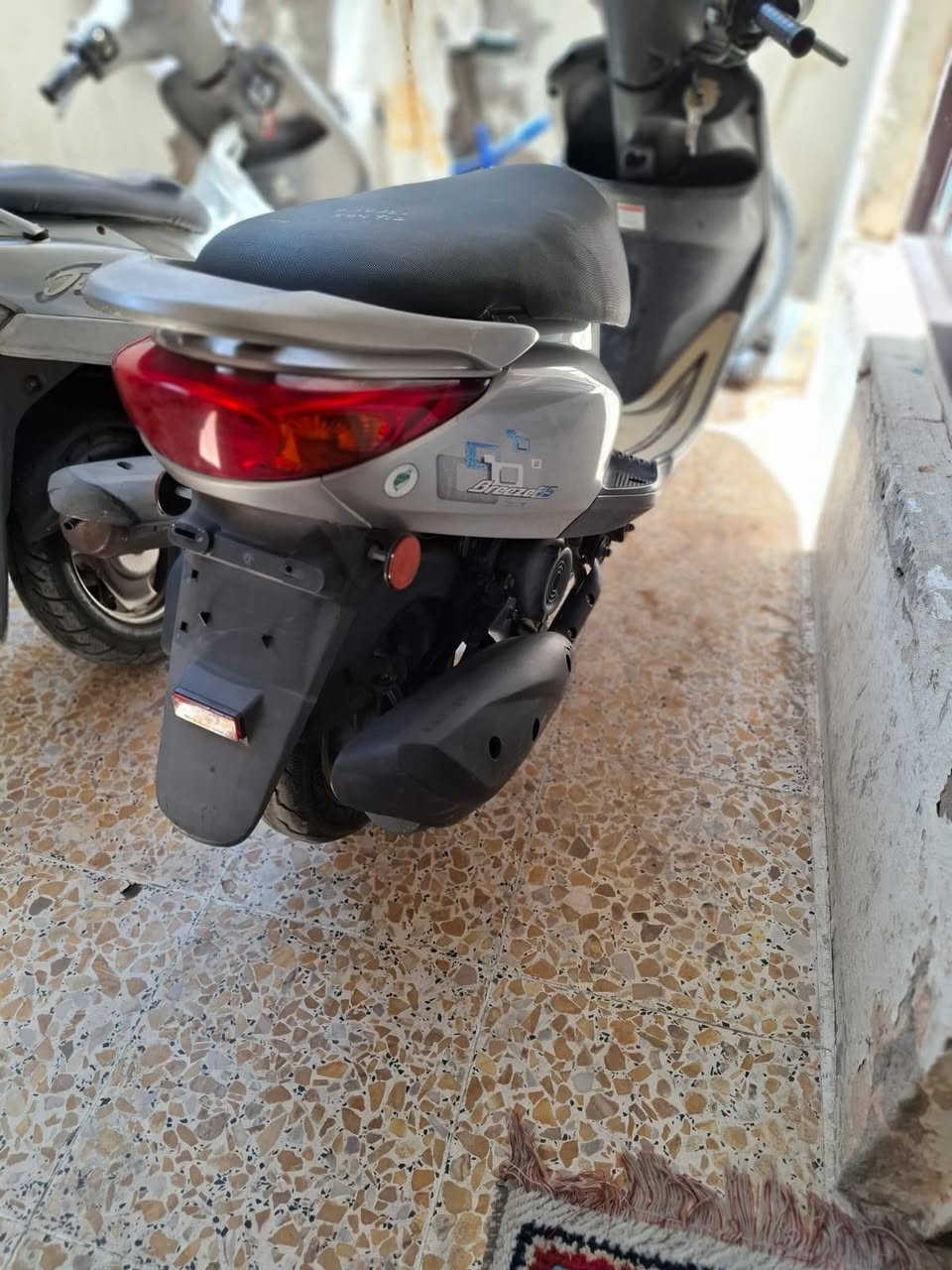 سلام عليكم البيع بريز بغباء دراجه جديده نكره سلف بكل وقت كله شغاله كهربائيات كفرات كله ختم واحد وكلشي بلادي بيه يابانية قبل شهر نزلته رمبه سعر مليون 300وبيه مجال مكاني كاظميه او ساحه عدن للاسفسار على رقم ***********
