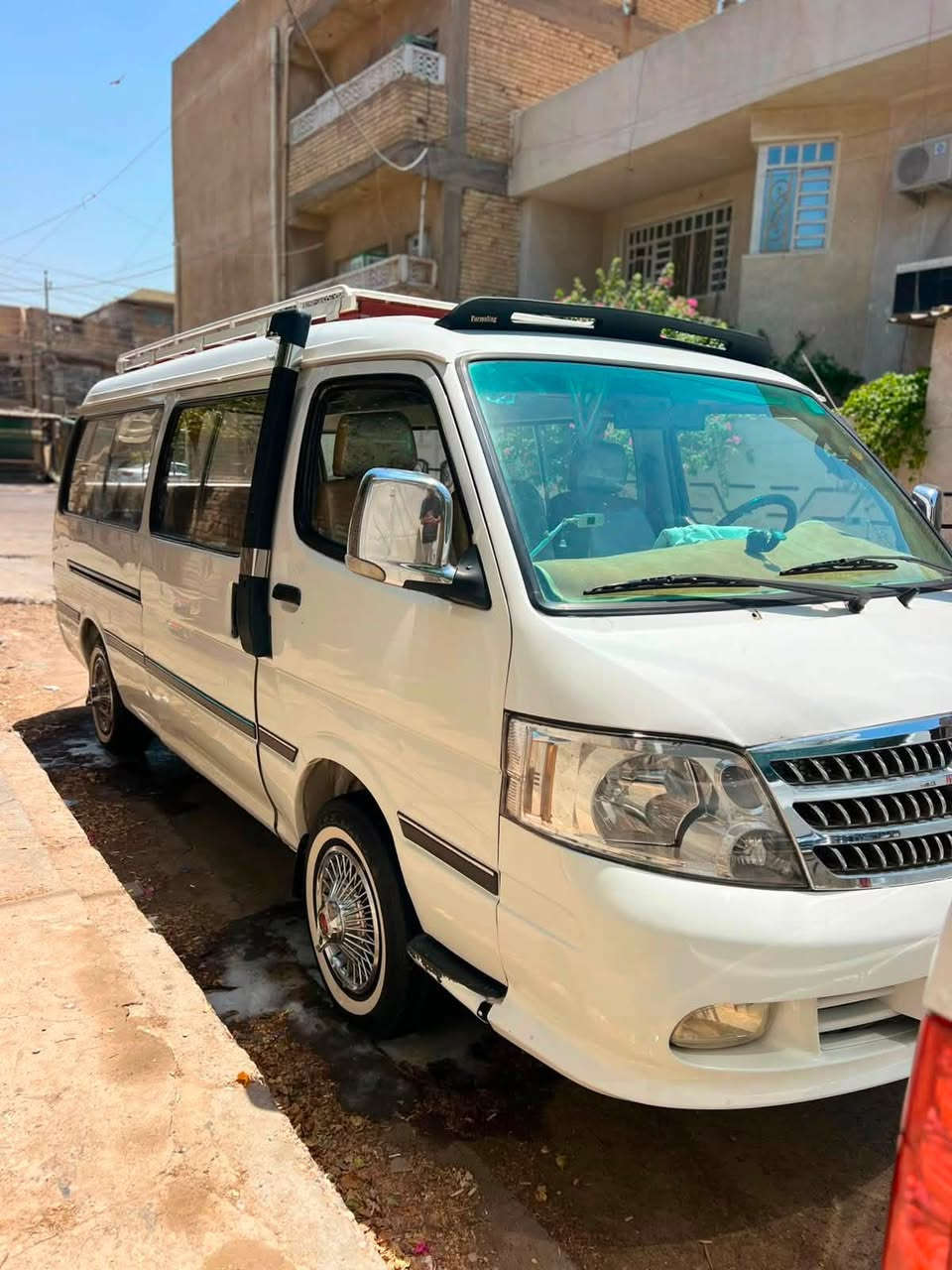 سلام عليكم فتوان موديل 14 سياره جديده معنه كلمه بيها شخط بل طويله جوه جامه ورصعده بل جنطه مكينه واكسن جداد ومكينه هستوني شادها صدر امامي وخلفي جديد داخل جديد كراسي محور 18 نفر سياره كامله ع اخر حبايه سيبايه تزريف شوته سبايدرات امامي وخلفي شاشه تاب  مكان بغداد حي جهاد سعر خاص رقمي *********** واني خادم الشراي مو شراي لحد يكسر بحلال عالم فدوه
