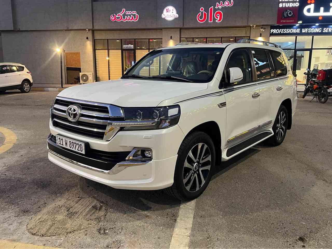 لاندكروز .SAS  موديل.2019 رقم بغداد
المواصفات
.الفئة GXR
.حجم المحرك V6
.شاشه كبيره ام الدعاء
.5 بصمات
.جنطه كهرباء 
.حساسات امامي وخلفي 
. داخل جلد 
.كشنات كهرباء 
.ثلاجه 
.شاشات عدد 3
.فتحه سقف 
.تحكمات استيرن 
.مانع انزلاق 
.نضام نزول المنحدرات 
.نضام اقتصاد البانزين .ECONOMY 
.نضام صوت 
               mark   Levinson
.مري كهرباء شفط + نضام الترحيب + اشاير بلمري
.مثبت سرعه 
. زراكات
.ثلاث قطع تبريد
.تحكمات ستيرن بلتوس اوكس
 .اضائه لد رئيسيه مع كشافات ضبابيه
(لحيه أمامية وخلفية) مع فتحة سقف كهربائية وسكك سقف (روف ريل).
 .ماشية 55 الف قابل لزياده
.مكفولة كفالة عامه من الشخط ولرصعه ولبارد
.#السعر 51 الف دولار (510 ورقه )
. سنوية بأسمي تحويل مباشر
للاستفسار
***********
*********** Singapore
