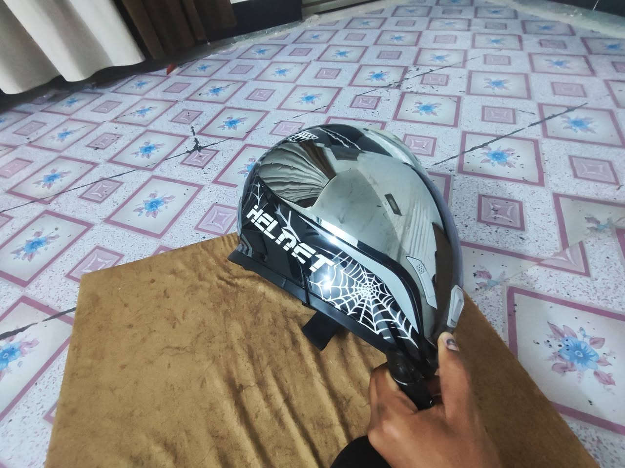 سلام عليكم
عدي خوذه هيه وسماعته 
وعدي صندوك  دلفري 
كلمن وسعره وقيم بلي يرضاه الله واخذ
مكاني الكرمه الشهابي 
 رقم الهاتف ***********
ادمن وافق 🙏🏻
