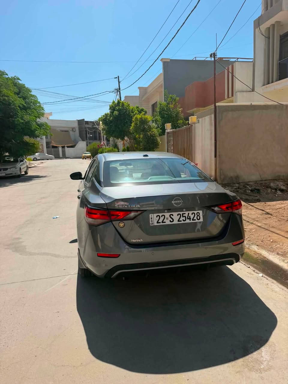 � للبيع نيسان سنترا موديل 2025 SV

🔹 مواصفات SV:

* محرك 2.0 لتر، 4 سلندر
* جير Xtronic CVT
* دفع أمامي
* جنوط ألمنيوم 16 إنج
* شاشة لمس 8 إنج
* Apple CarPlay وAndroid Auto
* تحكم من المقود
* تحكم مناخي أوتوماتيك مزدوج
* مفتاح ذكي وتشغيل زر
* مثبت سرعة ذكي
* كاميرا خلفية
* نظام تحذير النقطة العمياء
* تحذير الاصطدام الأمامي
* تحذير مغادرة المسار
* تنبيه حركة المرور الخلفية

🔧 حالة السيارة:
الحادث فقط شبر بونيت صبغ بدون دواخل  
ايرباك استيرن طاك و راجع سستم
💰 السعر: 143 ورقة
والسعر بيه مجال بسيط.

📋 رقم اربيل جديد مرقم 

📞 للاستفسار: ***********

‭***********‬

📍 العنوان: كركوك
