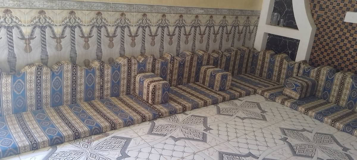 للبيع تخم جلسه عربيه طول 6 متر سفنج مظغوط الاصلي جديد مستخدم قليل النصر حي الامام الرضا 
***********

