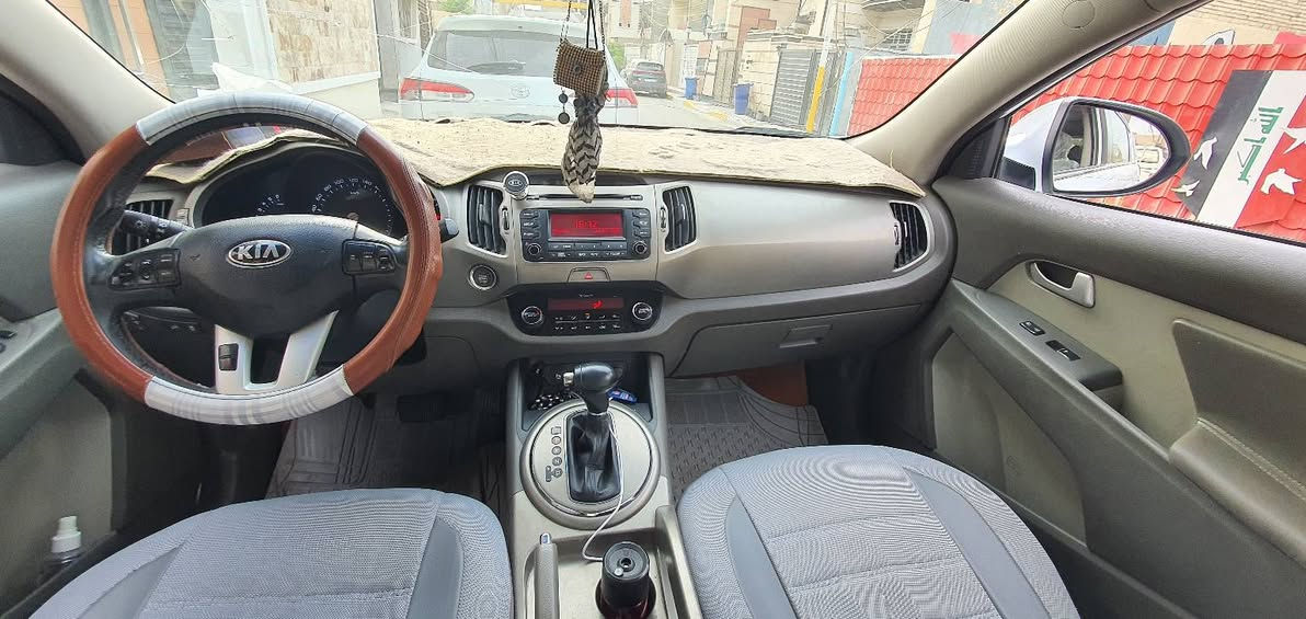 السلام عليكم كيا سبورتيج ٢٠١٥ خليجي محرك ٢٠٠٠ دوش بأسمي رقم بغداد انكليزي ماشية ١٢٨ الف كم بصمة بانوراما كشن كهربائي حساسات خلفية مري شفط وباقي المواصفات المعروفة السعر ١٥٣$ وبيها مجال عنوان بغداد الحرية ***********

