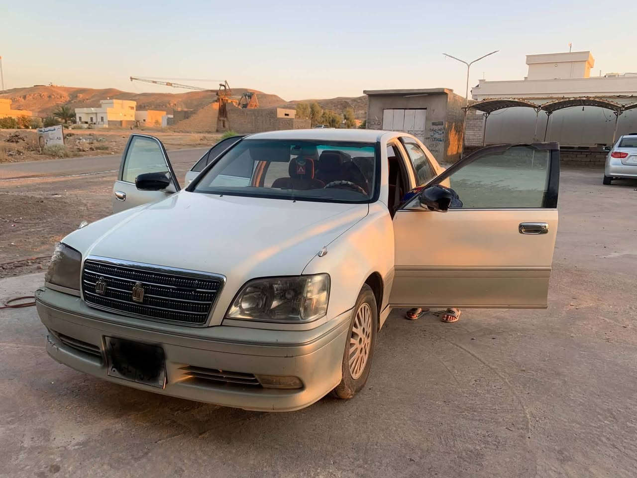 كراون(ملكه)موديل2000
محركD4 نضيف حيل دمعه كير شرط تبريد بيها صدر نص عمر وجام الخلفي مكسور  السعر24وبيها مجال***********
