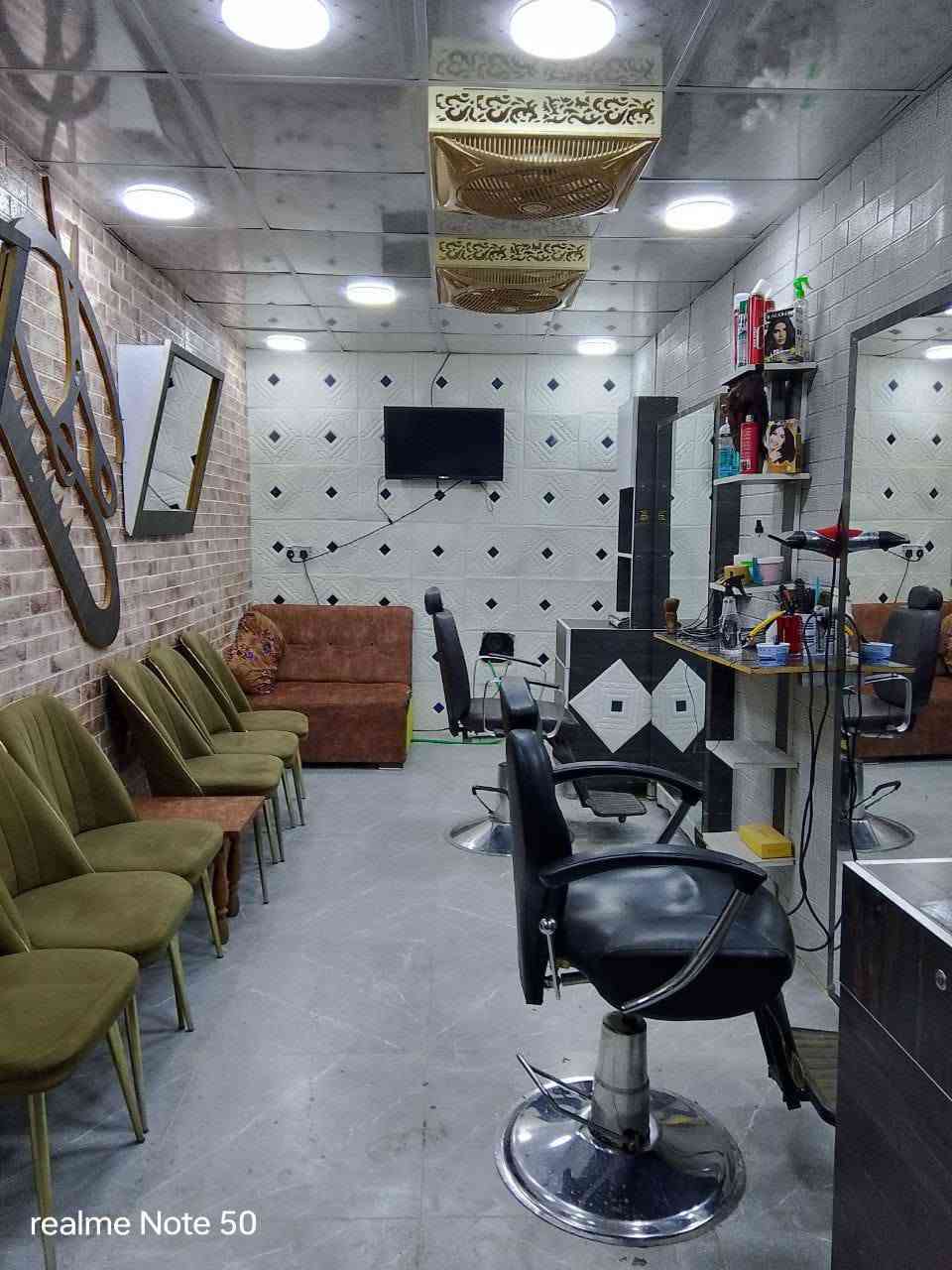 سلام عليكم ادوات محل حلاقه لبيع ماعده الكراسي نضيفات  كلش    ميز مراية عدد 2 مجرات عدد 2 رفوف عدد2 و مرايات خلفيات عدد 2  للبيع عنواني حي الواسطي كركوك ل اتصال ‏‪***********‬‏.         ب 200 الف وبيهن مجال

نص مكتوب في الصور:
- realme Note 50
- HONOR X7
- 48MP Quad Camera
- O HONOR X7
- ● 48MP Quad Camera
