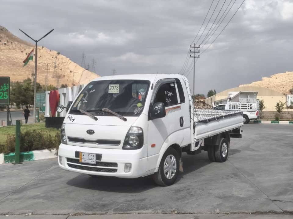 سڵاوی خواتان لێبێت 
کیای 3000ی سۆپەری  مەکینە ڕەشی مەکینە گەورە
مۆدیل/2013ی بیلاد/سەیارەکە نمونەیە لەجوانی 
گێڕ و مەکینەو  ئەکسلی بەشەرت/ 
تازە داغڵبوو برێک هاند برێکی بەستراو ڕۆنی گۆڕاوە  کامل مەسروف 
مەکینەی هەڵم و بوغار و دووکەڵ بەشەرت سەیارەکە نمونەیە لە جوانی 
ناونیشان/تەکیە 
بۆ زانینی نرخی ئەم سەیارە نمونەیە تەلەفوونکەن بۆ ژ.م/***********/*********** السليمانية, العراق

نص مكتوب في الصور:
- ***********
- ***********