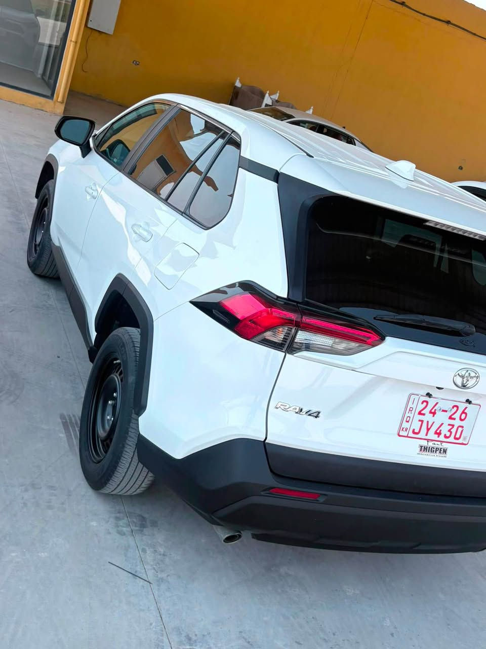 2024 Rav4  راف فور 
Le بانزين وارد امريكي
ماشية 43,000 miles
ابل كار بلي قطعتين تبريد 
 كير  8 نمر 
محرك 2500
كير ومحرك وكهربائيات كله بشرط
حادثها حدادية فقط ومبدل كله اصلي 

2T3H1RFV2RC255458 

بدون صبغ بيها تكحيل كارت بالذيل مال جاملغ جهة النفر وتعديل بارد على كد اصبعين اسفل باب النفر

السعر 238 ورقة وبيها مجال بسيط جدا

السيارة رقمها كاتي تترقم شمالي 
تتخرج باسم المشتري وياها مجال 90 يوم للترقيم

مكان السيارة دهوك صناعة الوكا
للتواصل واتساب 
***********
*********** موصل, نينوى
