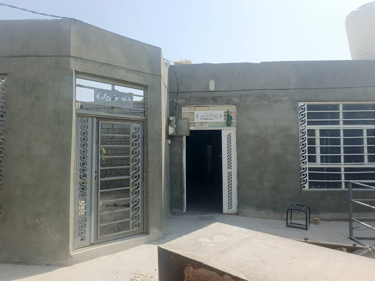 سلام عليكم بيت البيع مساحه 200متر 
يحتوى على غرف النوم 2 صاله ستقبال كهرباء +مولد مدرسة غريبة على البيت طريق كربلاء نجف عمود 193طريع يا علي
نتصال ***********
