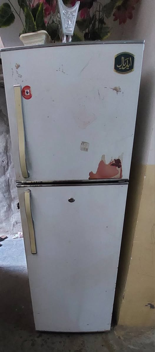 ثلاجه البيع شغاله وتجميد خير من الله مثل ماواظح بل صور  سعرهة ١٨٠ وبيهة مجال مكانهة بغداد المدائن  وهاذ رقمي ***********
