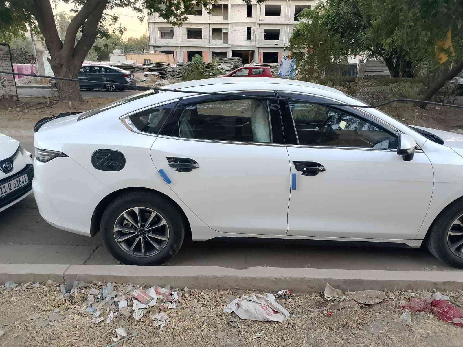 السلام عليكم

🚘 BYD DESTROYER 05 موديل 2025
🔥 ماشية _٤١ الف كلي
📍 مرقم بغداد — مثبت لوحات
✨ داخل جلد ابيض

🔹 المواصفات:
• شاشة قلاب كبيرة
• شاشة عدادات ديجتال
• داخل جلد
• بصمة تشغيل
• بصمة أبواب
• تكييف أوتوماتيك
• تحكم بالتكييف من الشاشة
• فتحة شحن USB
• شاحن لاسلكي للموبايل
• بلوتوث
• اتصال بالموبايل
• كامرة خلفية
• حساسات خلفية
• مثبت سرعة
• تحكم ستيرن
• أزرار تحكم متعددة بالستيرن
• Auto Hold
• هندبريك كهربائي
٠ قطعتين تبريد 
• مانع انزلاق
• ثبات إلكتروني
• ABS
• 6 إيرباك
• LED أمامي
• LED خلفي
• DRL نهاري
• إشارات جانبية
• ويل كب كروم
• Drive Mode
• نظام هايبرد DM-i
• محرك 1.5
• كير أوتوماتيك E-CVT
• بطارية Blade
• إمكانية الشحن الخارجي Plug-in Hybrid
• اقتصاد عالي بالوقود

الملاحظات
السياره مجهزة سستم اسود كامل

السياره بيهه صبغ بنيد بسبب رجع واحد بك عالسياره والصور موجودة
ومن طلعت مشيت طار البنيد وصار رصعه بالقماره ومصلحهه بارد
وبارد بالباب الايمن ضربة دراجه

📞 للاستفسار والتفاصيل تواصل معنا
السعر ١٨ مليون 

***********
*********** بغداد, العراق
