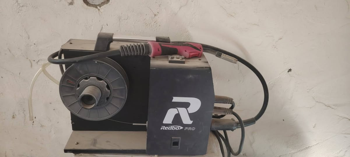 السلام عليكم
مكينه لحام CO2  غاز 250 امبير مستخدمه شي قليل
المكينه تحمل بكره وزن 15 كيلو

مكينه مع تورج وبكره 5 كيلو

للاستفسار *********** واتساب
