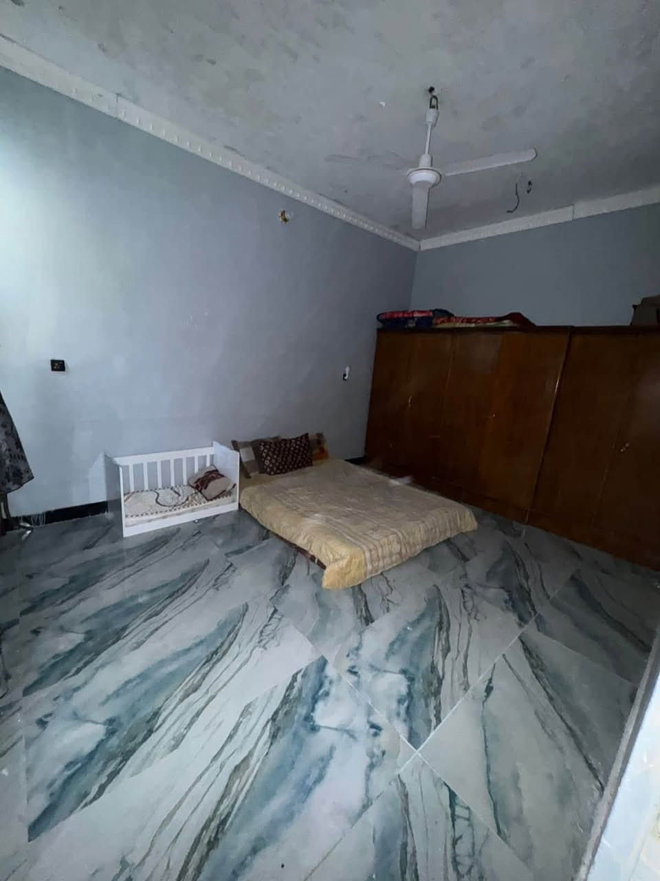 بيت للبيع المساحه ١٠٠ متر طابو زراعي سند ٢٥ يحتوي على غرفه وصاله واستقبال ومطبخ وصحيات داخليه وخارجيه ومناور عدد اثنين العنوان كربلاء منطقه الايح شارع المختار يبعد عن الشارع ٧٠٠ مترعامود ١٣١ يبعد عن الامام ٥ كم السعر ٣٢ للتواصل ***********
