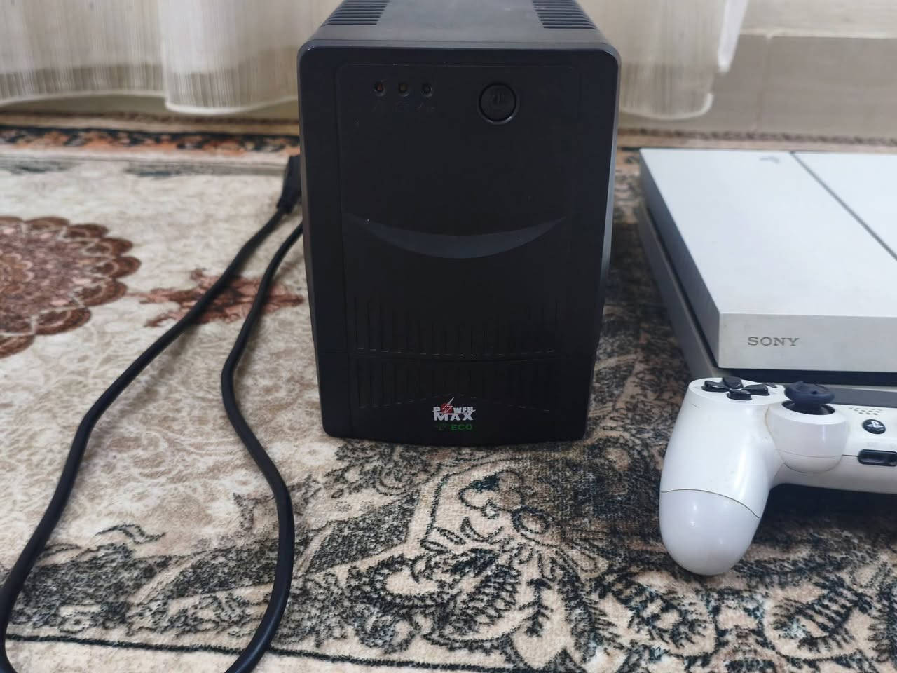 السلام عليكم.
بلي 4 فات كامل ملحقات ما مهكر 

مساحة التخزين512GB

ويا 3 يدات و UBS (شاحن بلي ) 

البلي ما مفتوح تجي وتشوف بعينك 

السعر 280 وبي مجال بسيط 

رقم التواصل ***********
