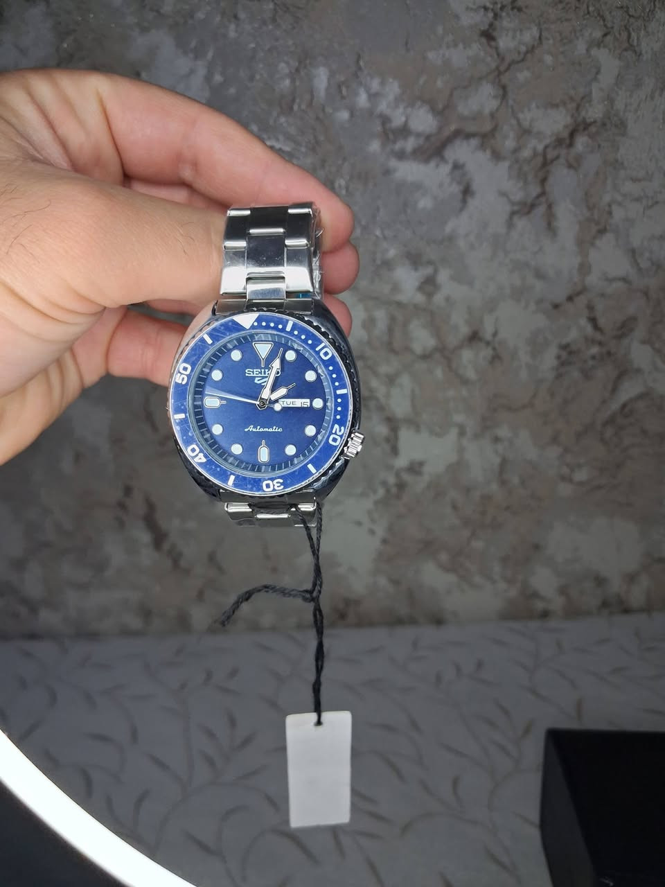 حركة Automatic أوتوماتيك
السعر ٢٠ الف 
🔵 واجهة زرقاء
🔵 إطار (Bezel) أزرق بتدرجات أرقام الغوص
📅 عرض اليوم والتاريخ Day & Date
✨ مؤشرات وعقارب واضحة ومضيئة
🔩 سوار معدني ستيل
👔 تصميم رجالي رياضي وأنيق
💎 مظهر فاخر مناسب للدوام والمناسبات
التواصل *********** واتساب
