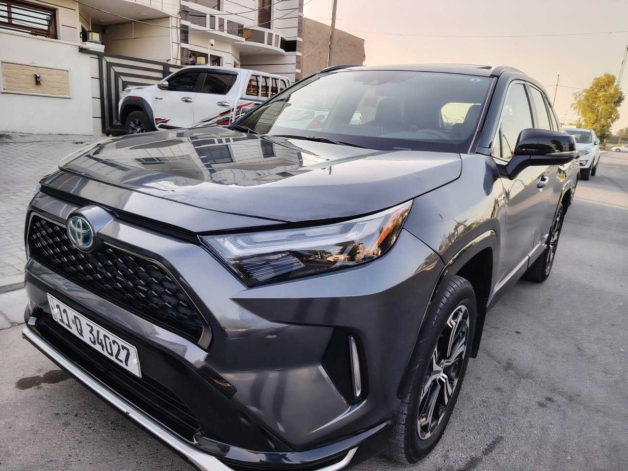 راف فور برايم بلك ان هايبرد 
فول فول مواصفات  2023
 XSE .
رقم بغداد الدولي الجديد باسمي
بلك-ان يعني ثلاث انظمة (شحن منزلي +هايبرد +بانزين)
السيارة لونين توكلر فيلي واسود 
انارة لد بالكامل
بروجتر لد
ويل ١٩ عليها تايرات يوكاهوما 
تطعيمات السيارة كلها بالأسود اللامع 
محرك ٢٥٠٠ تنفس طبيعي
فور ويل
بصمة تشغيل وابواب
فتحة سقف 
جنطة كهرباء 
٨ ايرباگ
دواخل جلد 
دشبول جلد والستيرن جلد مطرز باللون الأحمر 
تحكم ستيرن جهتين
شفتات ستيرن
رادار امامي تفاعلي
رادار جانبي للنقطة العمياء
رادار المحافظة على المسار
تدفئة كشنات 
كشن السائق كهرباء 
اوتو هولد
سايد بريك كهربائي
عدادات شاشة بالكامل
شاشة كبيرة 
وايرلس كاربلي واندرويد اوت
سستم صوت  
منافذ USB C عدد أربع
تبريد قطعتين 
التبريد مناخين منفصل 
حادثها نص جاملغ صبغ فقط بدون تبديل اي قطعه
بدون ايرباك
السونار داخل ااصور

السيارة جدا اقتصادية بالبانزين بمعدل صرف ٥ لتر لكل ١٠٠ كيلو متر  و الشحن يمشيك 45ميل 
وإذا تشحنها بالبيت ممكن متحتاج تفول بانزين 
السيارة متتقارن ابداً بالراف فور العادية من ناحية الرزانة والقوة وبيها فروقات كثيرة عن الباقيات 

مكاني حي الجهاد
السعر245$

رقم صاحب السيارة::
***********
