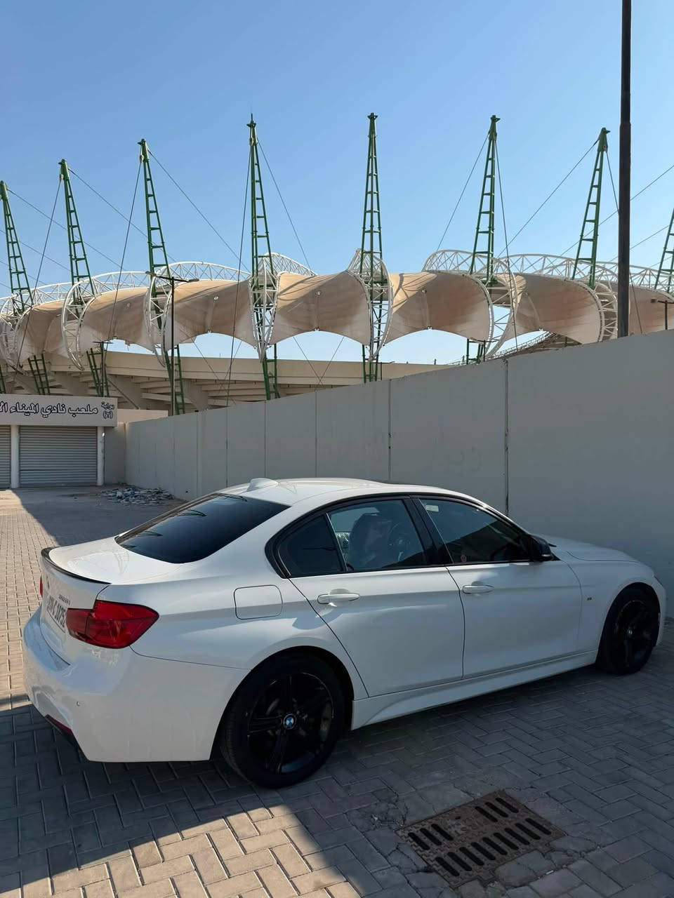 BMW f30 328i 2016 x drive
محرك 4 سلندر توين تيربو 
M package اصل
تراك هاندلك بكج
ماشية حالياً 118 الف كيلو وليس ميل 
سيارة بدي ودواخل M بكج 
حساسات امامي ، خلفي ، كاميرا 
مقاعد sport seats لون احمر
بيها اربع انظمة قيادة + لانچ كونترول 
تدفئة مقاعد + خزن ميموري+ تدفئة ستيرن
شاشة چبيرة + ماوس چبير لمس 
دخول بدون مفتاح + صندوق يفتح بلرجل
وكل قطعه بيها اصلية 
البريكات M performance 
السيارة وارد كندي بيها بنيد مبدل بنفس اللون 
 هنا بلعراق اندعمت عندي وصبغت جزء من الجاملغ عكس السائق مع تعديل بارد 
 واكو بارد صغير بل بابين ايضاً 
واكو ملاحظات بسيطه بلبدي 
السيارة رقم دهوك جديد
والسيارة باسمي 
السعر 173 مكان السيارة بصره
رقمي
 ***********
