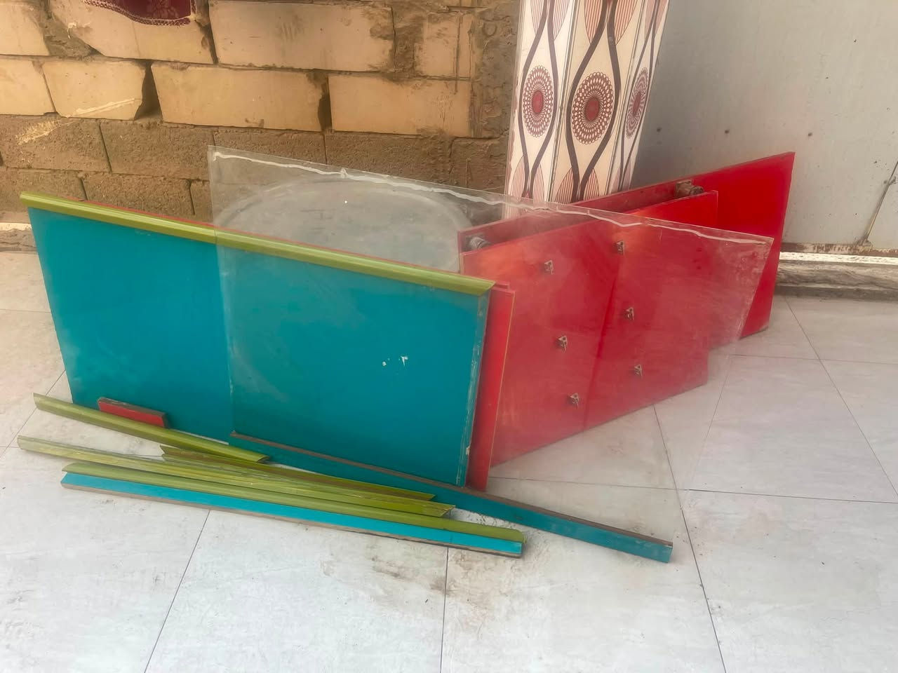 ميز كاشير يرهم كلشي تركيب وميز المنيوم وچريايه نجاره ام نفر للبيع مكاني بصره ***********
