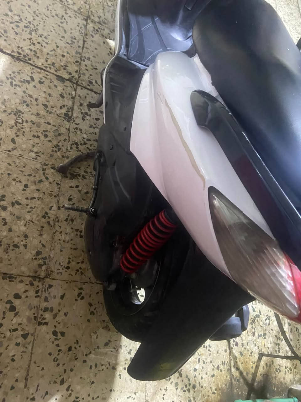 سلام عليكم سكنز للبيع
كله شغاله من طول للطول مابيه نقص بس دكمه مال سلف و قفل جنطه بس كهربائيات لايت عالي ناصي بك لايت اشاير هورن كيج بانزين كله شغال كفرات جدد 
بيه صوط بلكلج الامامي و صوط فيلس 
مكاني بغداد الامين الثانيه 
رقمي ***********
سعر ٤٥٠ بيه مجال قليل
