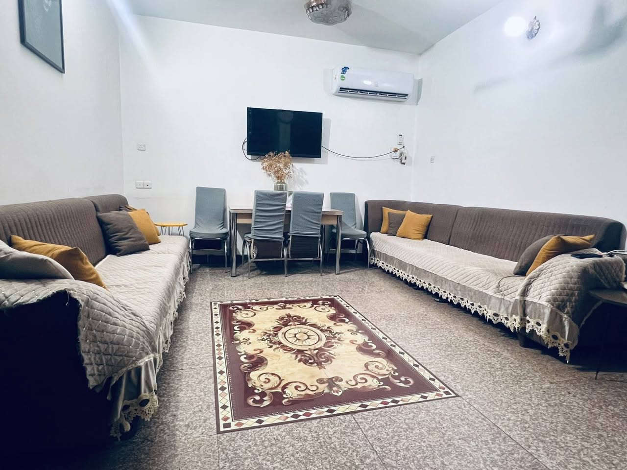 بيت للبيع طابو صرف 200 متر منطقه كامله الخدمات تبليط ومجاري يحتوي على
غرفه نوم 4*4
غرفه نوم 4*5
استقبال 5*7
صاله
مطبخ مع ملحق مخزن
مجموعه صحيات داخليه وخارجيه
الجته شارع تاج الياسمين 
للاستفسار على الرقم ***********
