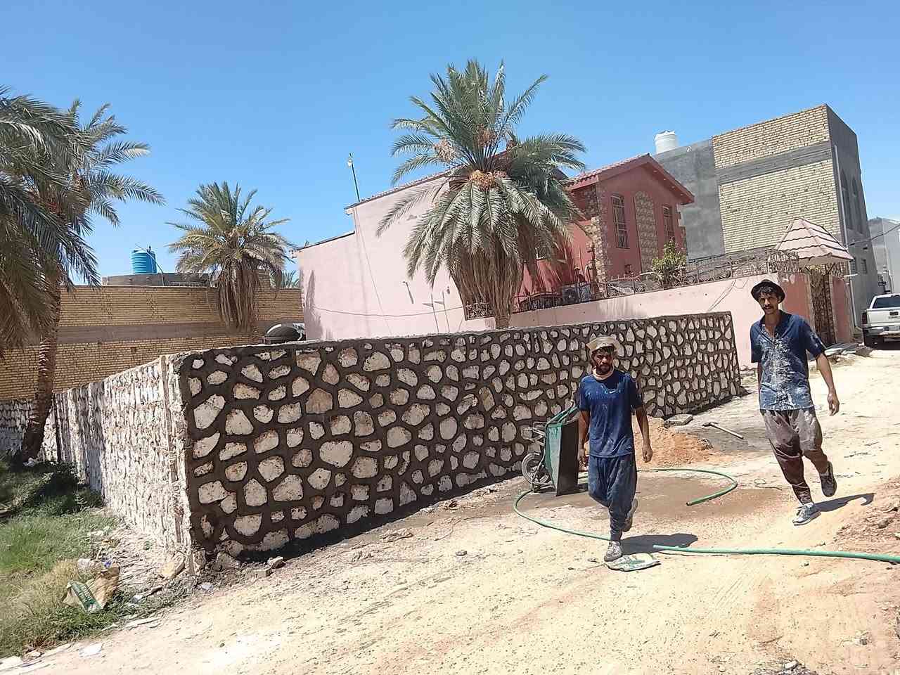 السلام عليكم بناء حجر كرسته وعمل بناء بيوت اسيجه ممرات نافورات تطبيك ارضيات وشواطى الاتصال على الرقم ***********
