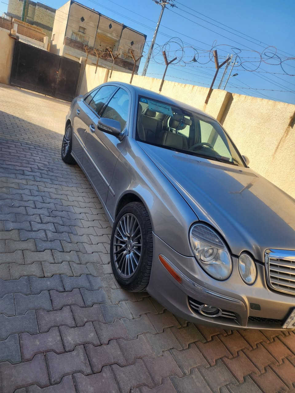 🔰 مرسيدس بنز E-Class (W211 / أم عيون) 2008
🔘 رقم بغداد (دولي)

🟠 المواصفات
• ⁠محرك 6 سلندر (شد بلاد)
• ⁠اللون الخارجي: أصفر ذهبي مميز | الداخل: بيجي وعسلي
• ⁠فتحة سقف
• ⁠تحكم مقاعد (كشنات) + تدفئة مقاعد
• ⁠تحكم عجلة قيادة (ستيرن) + مثبت سرعة
• ⁠إشارات بالمرايا
• ⁠دخول كلين فيديو موجود .
بدون ضربه 
' منظومة تبريد جديده نقصها فقط غاز 

✅ الحالة
• ⁠جاهزة من كل شيء (محرك وكير /حدادية بحالة ممتازة)

📍 مكان السيارة: ذي قار / قضاء الرفاعي

☎️ : ***********
