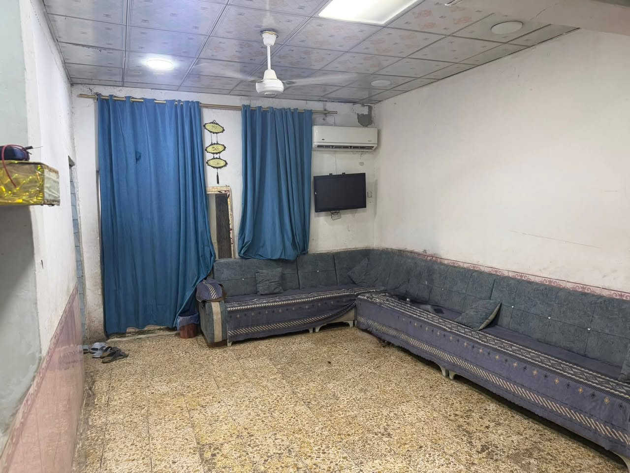 منزل للبيع في قضاء سوق الشيوخ – منطقة خنيطلة
​تفاصيل العقار:
​المساحة: 260 متر مربع.
​السعر: 170 مليون دينار عراقي.
​الموقع: قضاء سوق الشيوخ / منطقة خنيطلة.
​الخدمات: شارع تبليط متكامل (ماء، كهرباء، مجاري).
​التوزيع الداخلي:
​عدد الغرف: 4 غرف نوم (موزعة على طابقين):
​الطابق الأول: غرفتان نوم + صالة (مساحة 6 أمتار) + مطبخ (مساحة 5 × 4 أمتار).
​الطابق الثاني: غرفتان نوم.
​الضيوف: ديوانية واسعة بطول 9 أمتار.
​مساحات الغرف: (6 × 4 أمتار).
الرقم ***********
