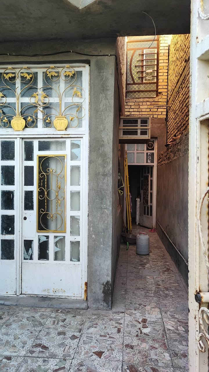 سلام عليكم( دار للبيع )(طابقين) مساحة (100) سبع البور منطقة الالف (1375) مجاور مدرسة طه حسين ومدرسة الجواهري يحتوي على 3 غرف نوم السعر 65 بي مجال 
***********
