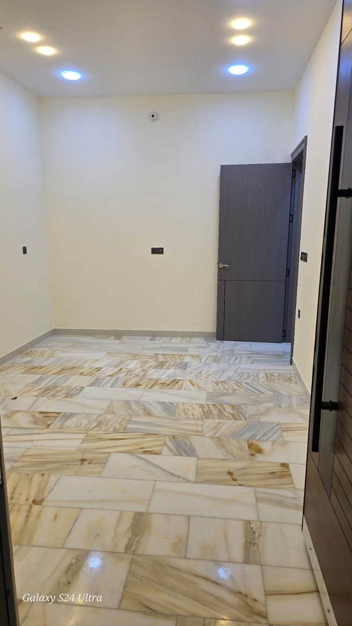 بيت ١٠٠ متر للبيع  ***********
الموقع الصحفيين الشارع المقابل للمجمع السويسري بيت مساحه ١٠٠متر 

الواجهة ٥م النزال ٢٠م 

الطابق الأرضي يحتوي على صاله وحولي ومطبخ سوه وغرفه نوم +صحيات ومنور

الطابق الالول يحتوي عله غرف نوم عدد ٣ وصحيات 

الطابق الاخير ستاره وبيتونه
