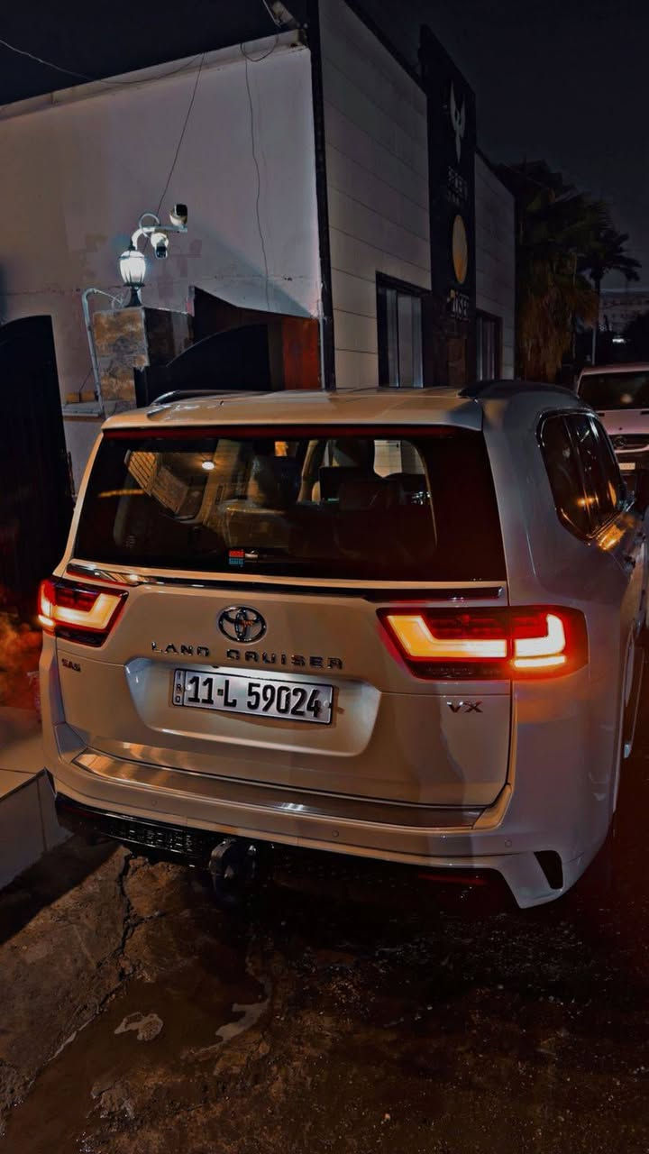 لاندكروز ساز ٢٤  vx تنفس طبيعي ماشي ٢٦ الف جديدة مكفولة كفالة عامة مغلفة ppf  اصلي  ١٠ طبقات ب  ٢٥ ورقة   امريكي وجام بولورايز السيارة على ايد وحدة من الشركة جديدة جدا صيانة دورية بالشركة واستخدام كلش قليل متطلع من الكراج للتواصل *********** موقعها بغداد شارع فلسطين السيارة باسمي وتحويل ثاني يوم
