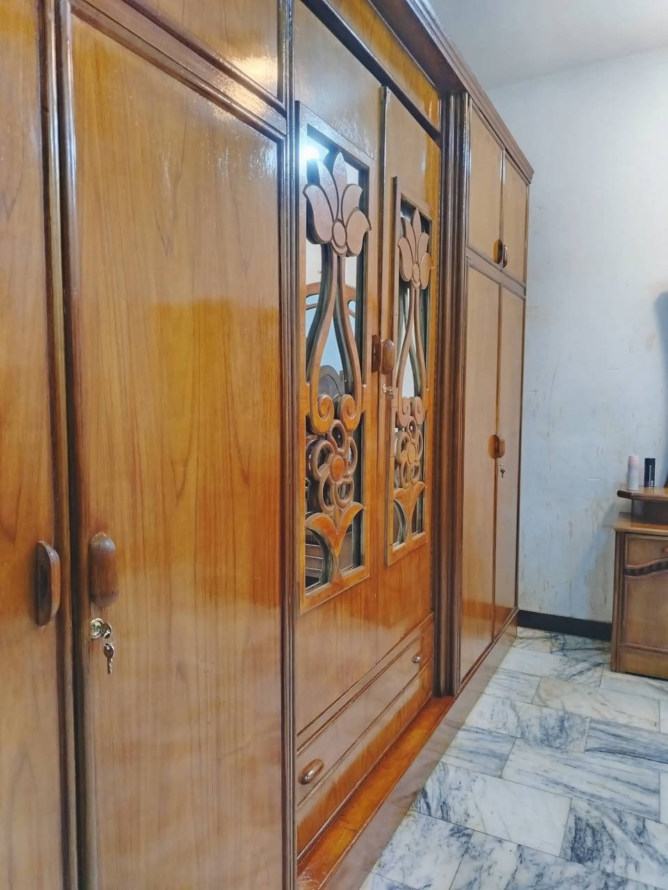 غرفة نوم تسكام صاج داخل وخارج شغل ضهر جرجوبه خمسه ملم استعمال قليل مابيها اي ضرر مكاني حلة حي الجزائر ***********    ***********
