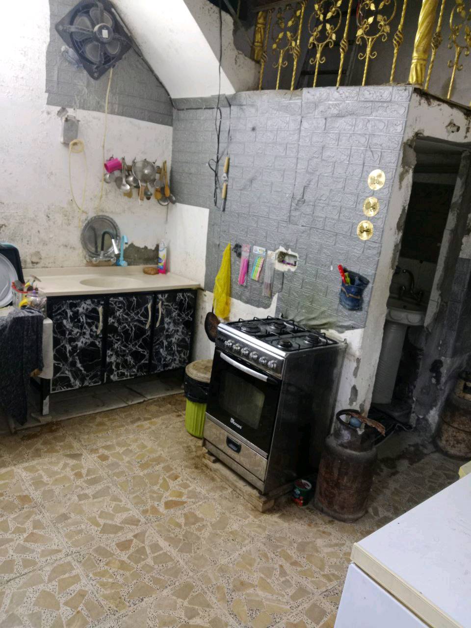 دار للبيع في بغداد الشعب الجمعيات قرب خدمات عمار ابو الدهن مساحته ١٣٢ يتكون من غرفة استقبال خارجيه وصحيات وصالة ومطبخ وغرفتين وصحيات داخليه وفوك بيتونه وغرفه نوم سويت كاملة بس مامصوريها