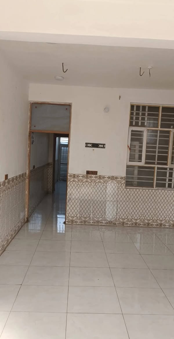 🏡🔥 فرصة مميزة للبيع – بيت طابو صرف في موقع ممتاز جداً 🔥🏡
📍 الموقع المميز: منطقة الوردية – خلف مستشفى الكفيل مباشرةً، مقابل مدرسة الشهيد أحمد العبيدي.

📐 مساحة البيت: 100 متر

✨ مميزات العقار:
🔹 طابو صرف 
🔹 يحتوي على استقبال + هول + مطبخ + غرفة
🔹 صحيات داخلية وخارجية
🔹 غرفة بالطابق الأول ملبوخه للنصف و اصلتله كهرباء
🔹 واصل ماء وكهرباء
🔹 واصل خط مولدة
🔹 شارع مع رصيف 40 متر مقابيل البيت 
🔹 مقابل البيت محرم، يعني واجهة مفتوحة ومساحة أمامية ممتازة

⭐ موقع ممتاز جداً للسكن والاستثمار، قريب من مستشفى الكفيل والخدمات والطرق الرئيسية.

💰 السعر: ٧٥ مليون وبيه مجال بسيط
📞 للاستفسار ومعاينة البيت: ‪***********‬‏

🔴 البيت مناسب جداً للي يبحث عن موقع مميز وطابو صرف .
