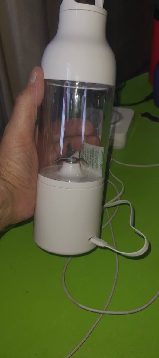 خلاطات شحن بس بطاريات مالته تهبط ابيعه هيج هلموجود عندي كميه هوايه تقريبا الف قطعه الي يريدهن يتواصل على الرقم *********** البضاعة مال باله المانيه اصليه جديده غير مستعمل بالكارتون
