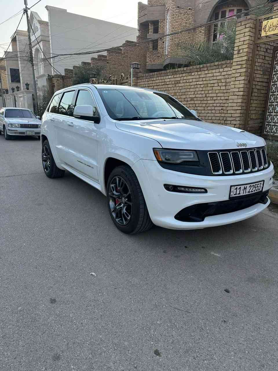 يالله
للبيع 193 قفل
او مراوس جارجر 8V

النوع : جيبSRT 
موديل: 2015
المحرك : V8 / 6400 
الكير : أوتوماتيك
العداد :86 الف
الون :  أبيض
الرقم:بغداد مميز باسمي
الحالة وارد:كلين تايتل 
بدون حادث السونار مرفق مع الصور

الـــــمـــواصــفـــــات 

فول مواصفات خنك لل اخير 1/1 لل اخير
من رادار الامامي وخلفي وجوانب .. الخ 

رادار امامي مع مانع تصادم . 
رادار خلفي نظام عن بعد
دفع رباعي 4x4 . 
فرش المقاعد من الجلد والشاموا 
دشبول جلد 
المقاعد الأمامية كهربائية 
ذاكرة لحفظ وضعيات الجلوس 
 المقاعد الأمامية مع تبريد وتدفئة . 
المقاعد الخلفية مع تدفئة .
انظمة القيادة على حلبات السباق (sport) 
انظمه القياده التسارع انطلاقه(Track)
نقطة عمياء  ( رادار جانبي) 
ويل SRT  اكبر حجم قياس 20 انج
مقود  (ستيرن) السائق كهربائي 
تدفئة ستيرن 
سقف بانوراما
شاشه كبيرة 
سماعات هارمن مع دمام خلفي
مصابيح امامية زنون تحوير عدسات
المصابيح الأمامية مع LED لايت 
مصابيح خلفيه (بك لايت)اسود لد 
كشافات ضباب بروجكتر زنون 
تشغيل عن بعد
صندوق كهربائي 
حساسات أمامية اصليه 
حساسات خلفية اصليه تظهر في الدشبول
كاميرا خلفية اصليه دواره
مرايا متحسسه للضوء العالي
بلوتوث تلفون 
محدد سرعة  ( كروز سرعه )
ايرباكات عدد 12 
نظام صعود مرتفعات
نظام تزحلق 
نظام معرفة ضغط الاطارات
نظام اقتصاد بالوقود eco
نظام مكابح  EBD برمبو 
عداد 300 سرعه مفتوحه 

موقع السياره :كوت -مركز المدينه
للاستفسار على الرقم ***********
بي واتساب اتصل واني خادم ماقصر وياك
