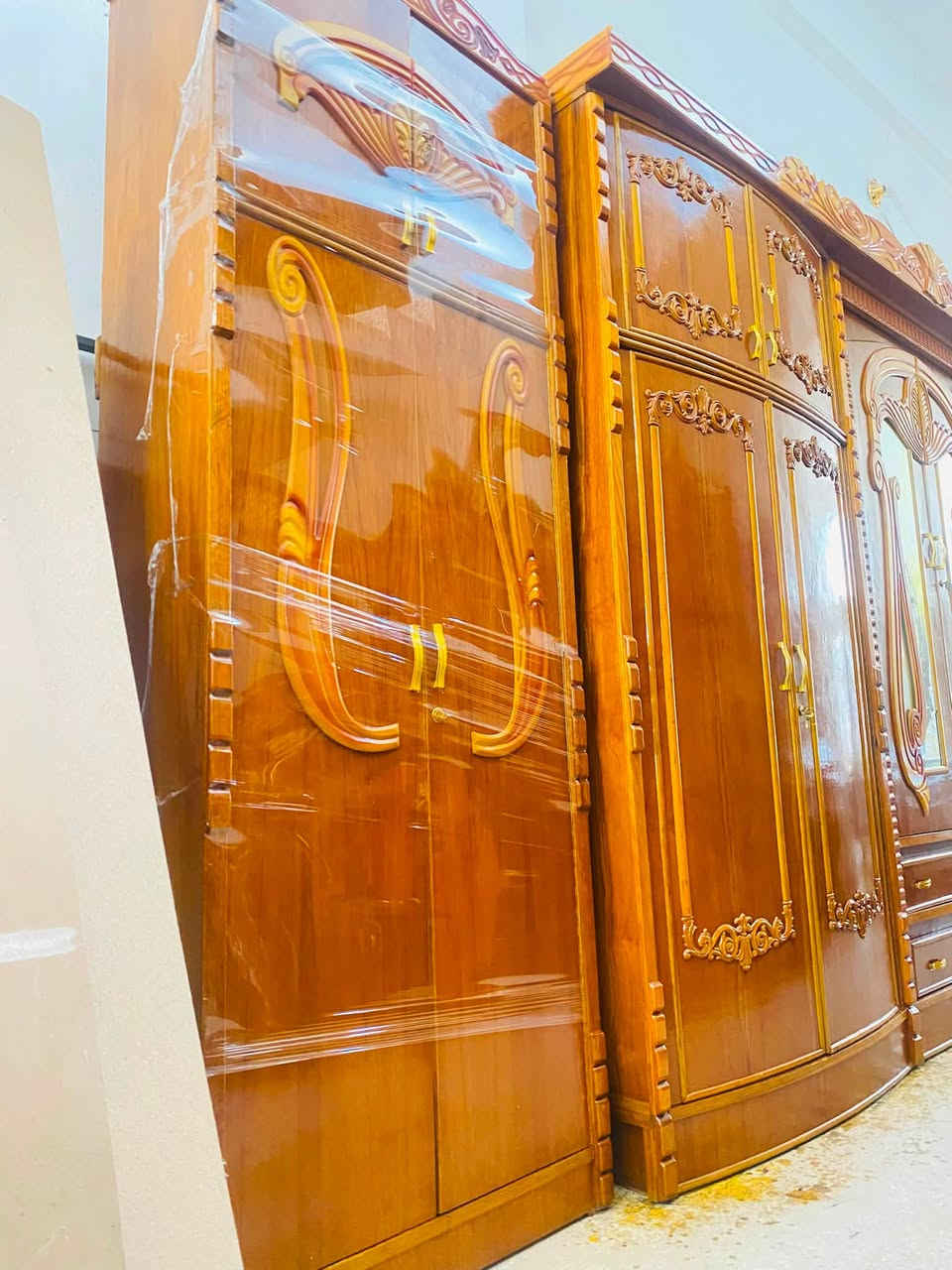 السلام عليكم غرفة اخشاب 6باب ملحق صاج اخت الجديد بسعر 800الف وبيها مجال عنوان بعقوبة كاطون شارع ابورباح مزاد ضي القمر استفسار خاص او الرقم ***********
