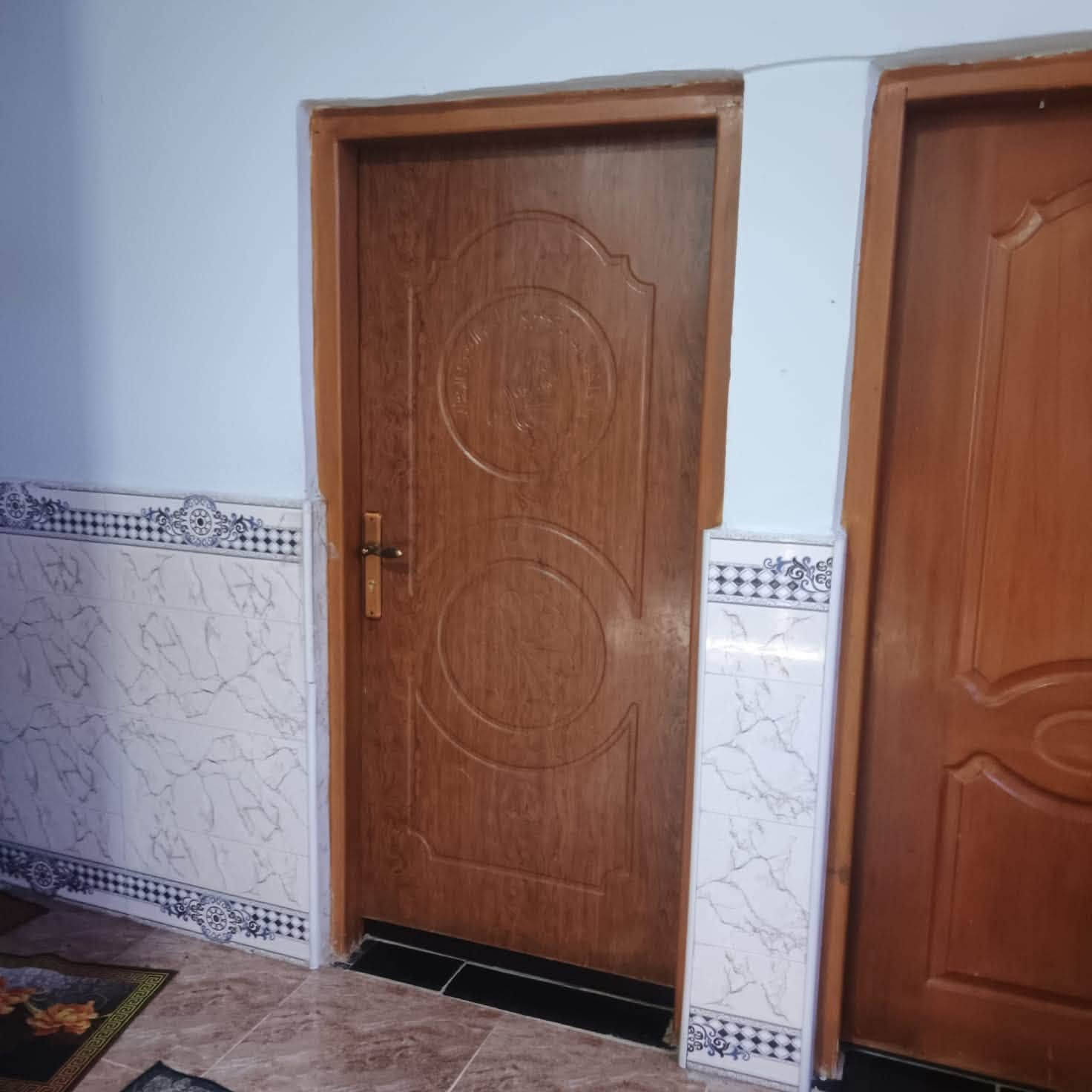السلام عليكم متاح بيت طابو زراعي عراقي مساحه 130 الطابق الارضي كامل يحتوي على غرفتين وصاله ومطبخ وديوان وصحيات والطابق الثاني سقف سندويج يحتوي على ثلاث غرف وموزع وصحيات نقص بياض وارضيه يعني ملبوخ فقط 
العنوان : البصره ابي الخصيب شارع ابو كوصره 
السعر  : 73 مليون : 
الأتصال : ***********
